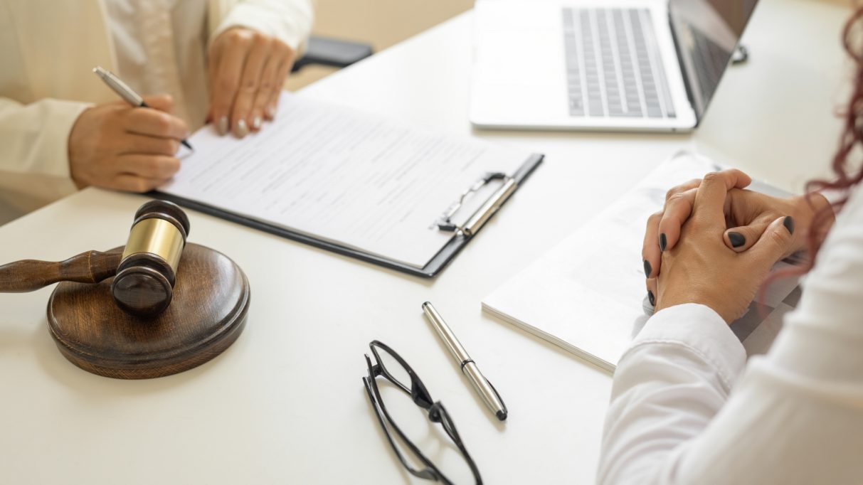 Personal injury lawyer consulting with client on personal injury statue of limitations in Idaho